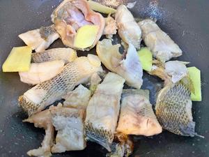 清淡鲜美的家常鲈鱼豆腐汤的做法 步骤5