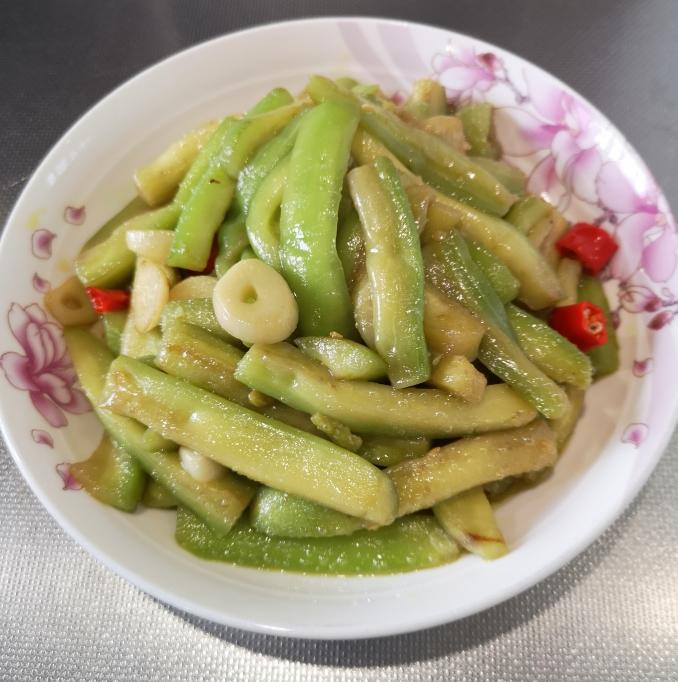 子三瓣菜籽油三勺盐一小勺白砂糖三分之一勺辣炒青茄的做法青茄子切条