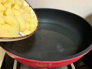 步骤超详细的香辣孜然土豆|马克西姆不粘锅的做法 步骤2