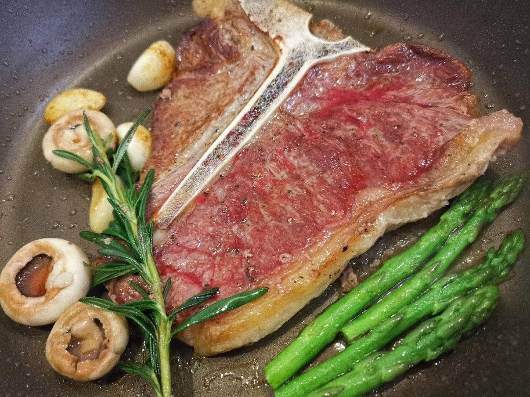 这些煎牛排的小技巧你们都会吗？