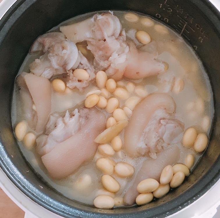 香菇黄豆炖猪蹄