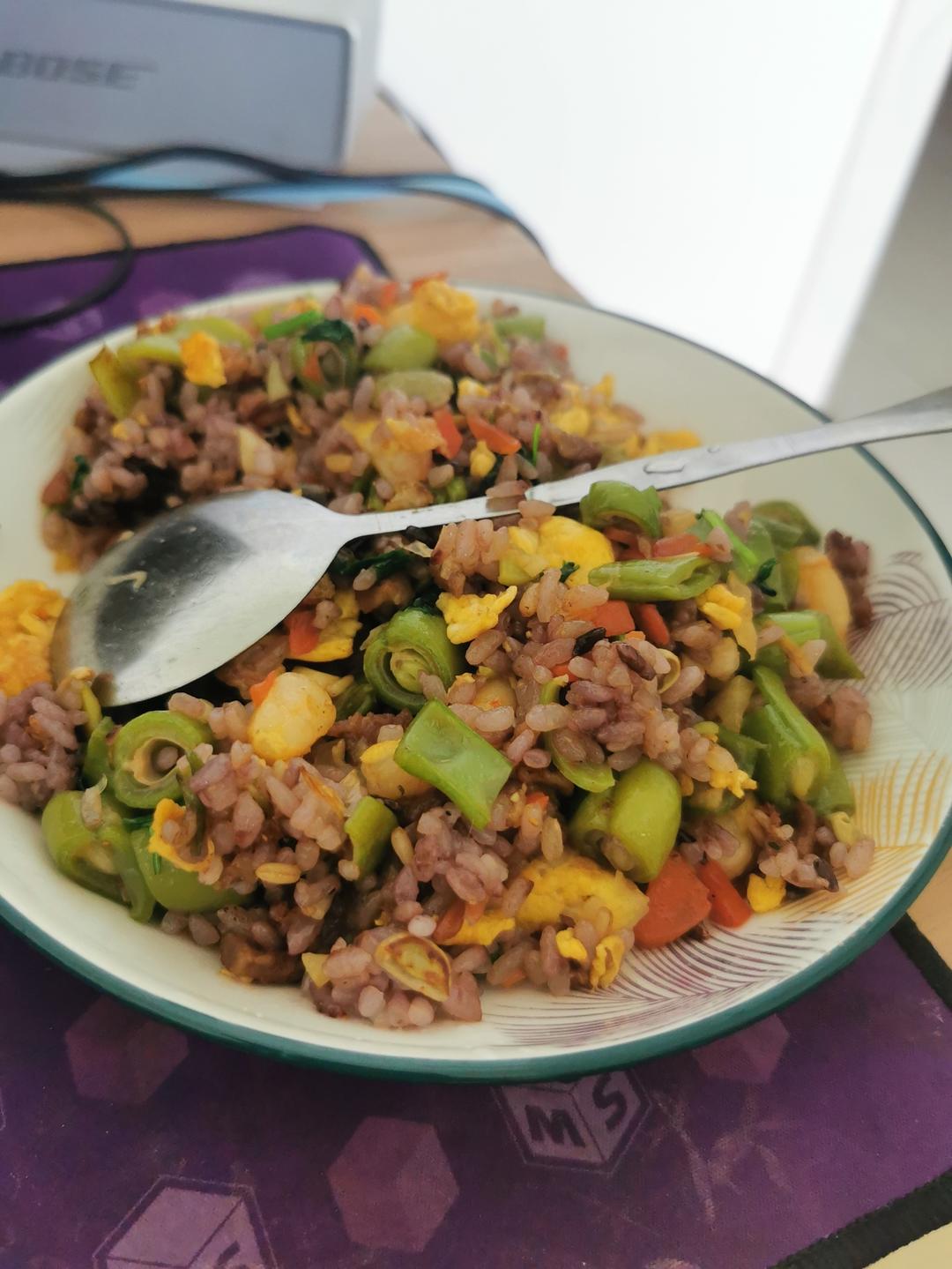 儿子小时候常吃的蛋炒饭：四季豆虾仁火腿肠蛋炒饭