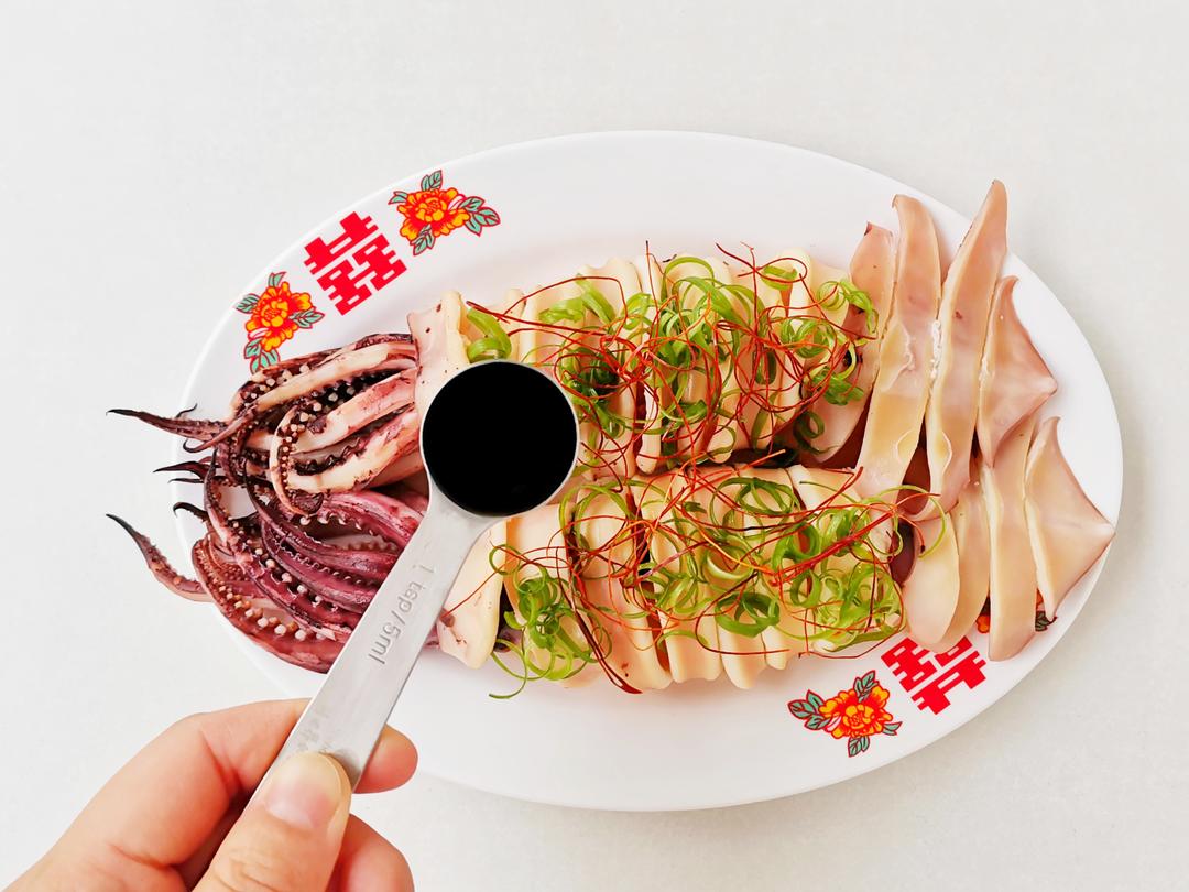葱香白灼鱿鱼，新手小白都能做的宴客好菜的做法 步骤7