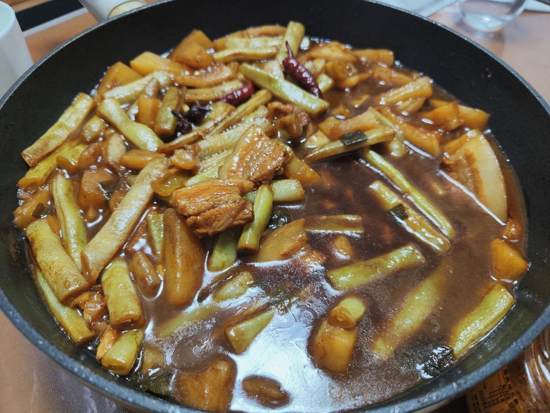 绝对正宗的东北土豆豆角炖五花肉