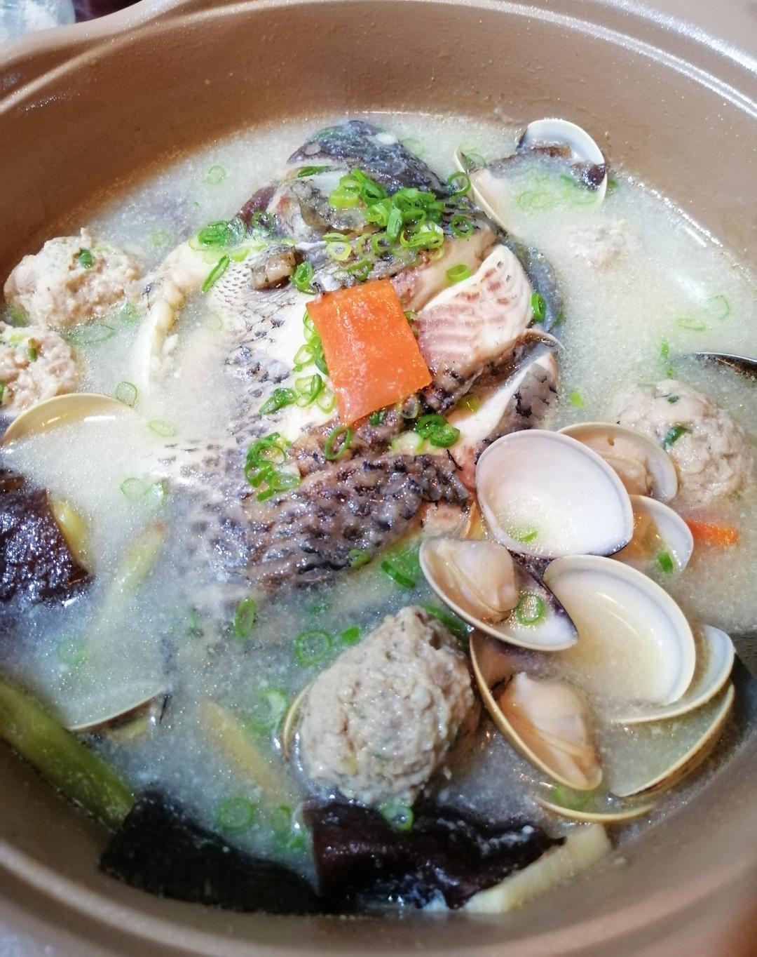 三鮮鯽魚蛤蜊汆丸子湯的做法