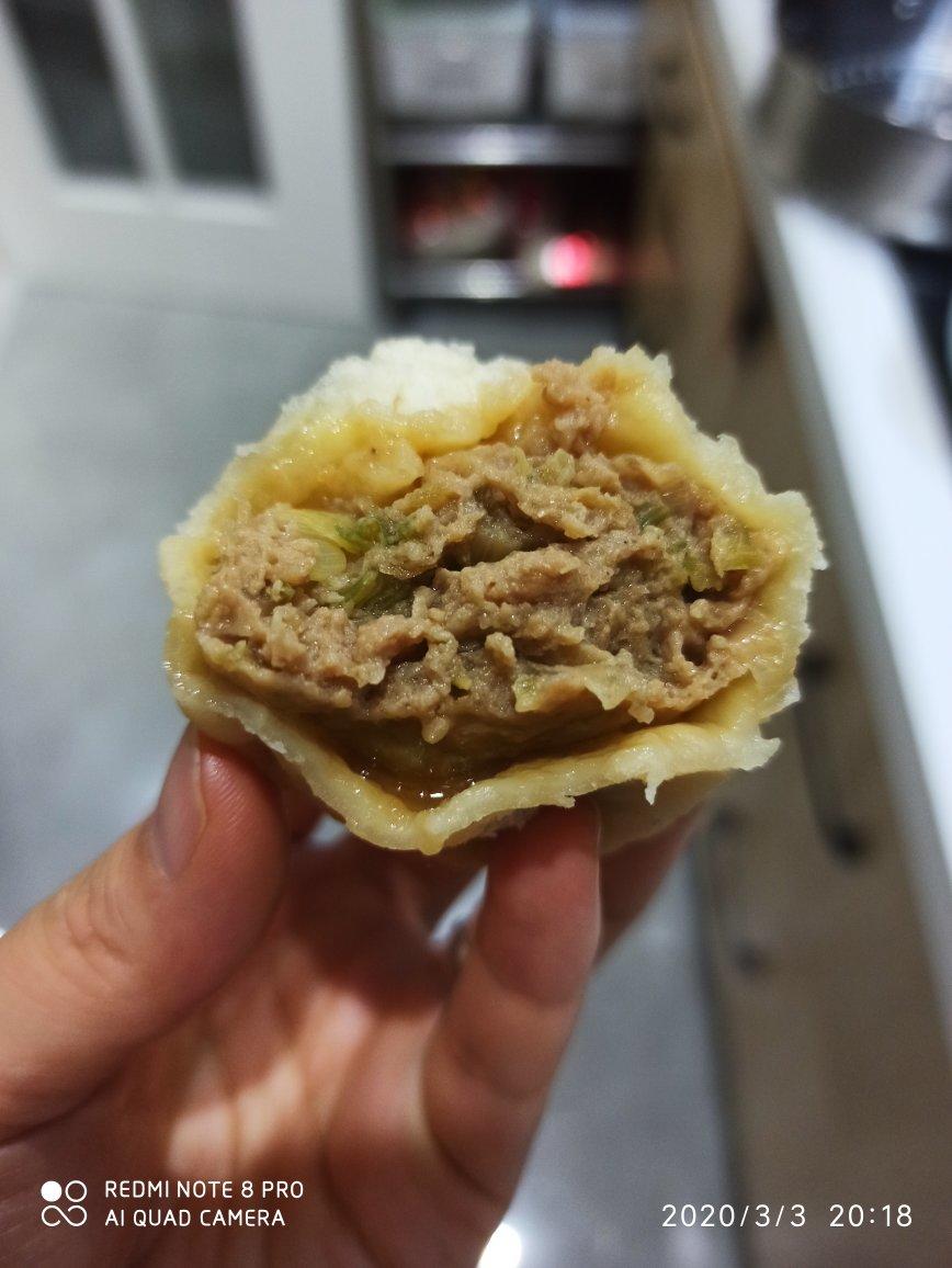 松软多汁的肉包子
