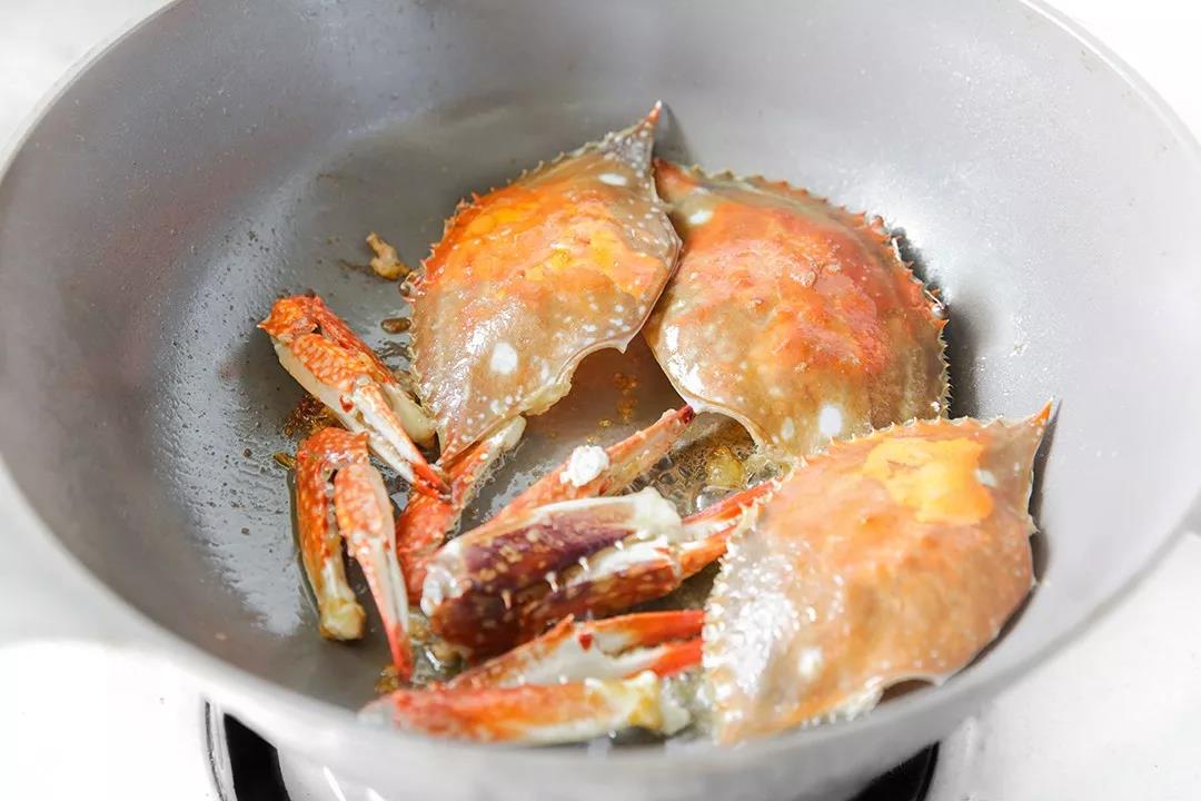 【芋头火腿梭子蟹煲】附处理蟹详细步骤的做法 步骤16