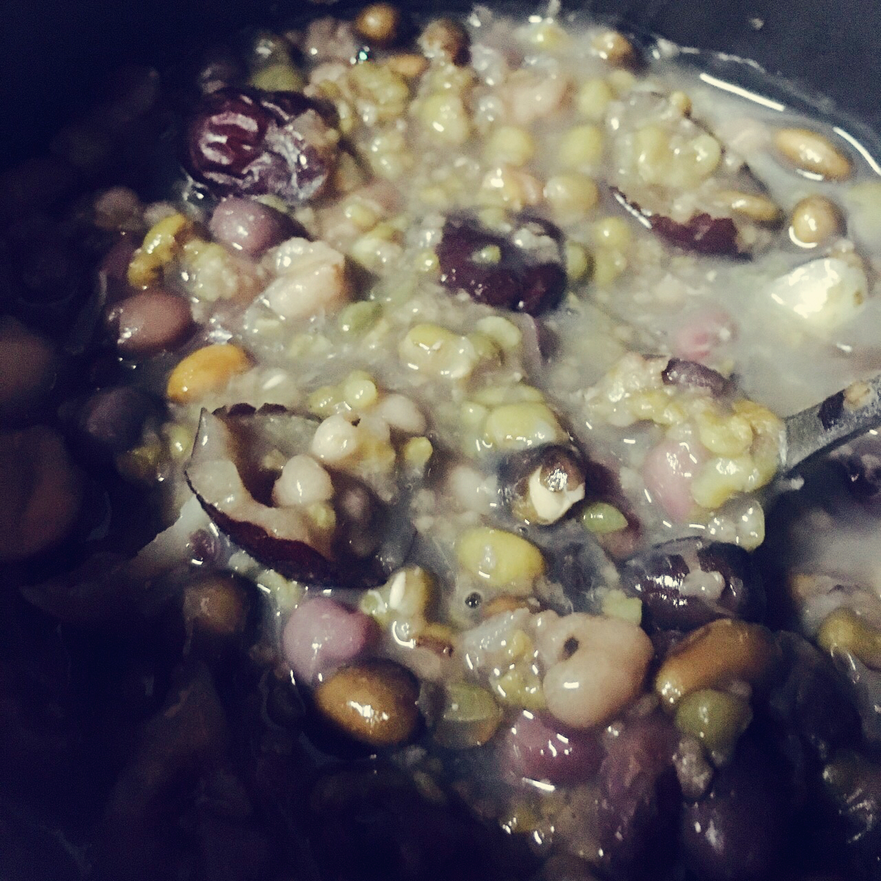 红豆绿豆薏仁枸杞红枣莲子粥