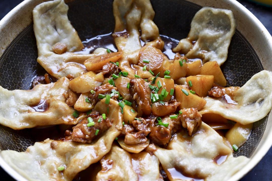 地锅鸡，教你贴饼子好吃的小技巧~