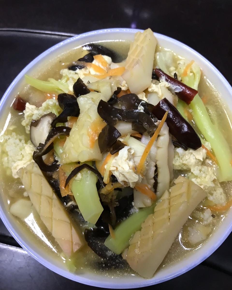 小妮子香做的酸辣鱿鱼汤