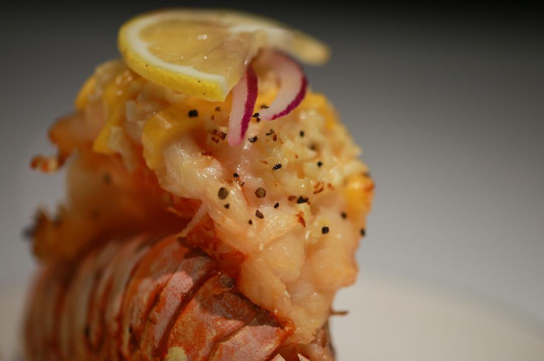 烤澳洲龙虾尾配海鲜馅料 Broiled Seafood Stuffed Lobster Tail