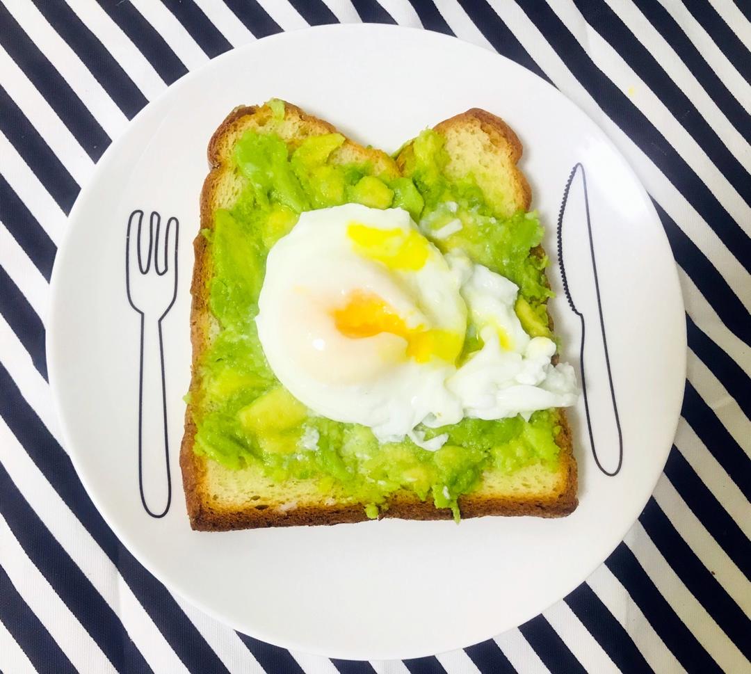 【健康能量早餐】流黄荷包蛋牛油果酱配全麦面包