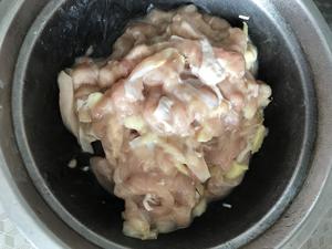 洋葱木耳炒鸡腿肉的做法 步骤1
