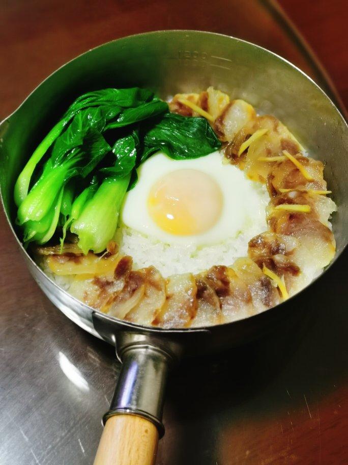 广式腊味煲仔饭