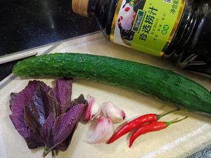 捞汁紫苏黄瓜的做法 步骤1