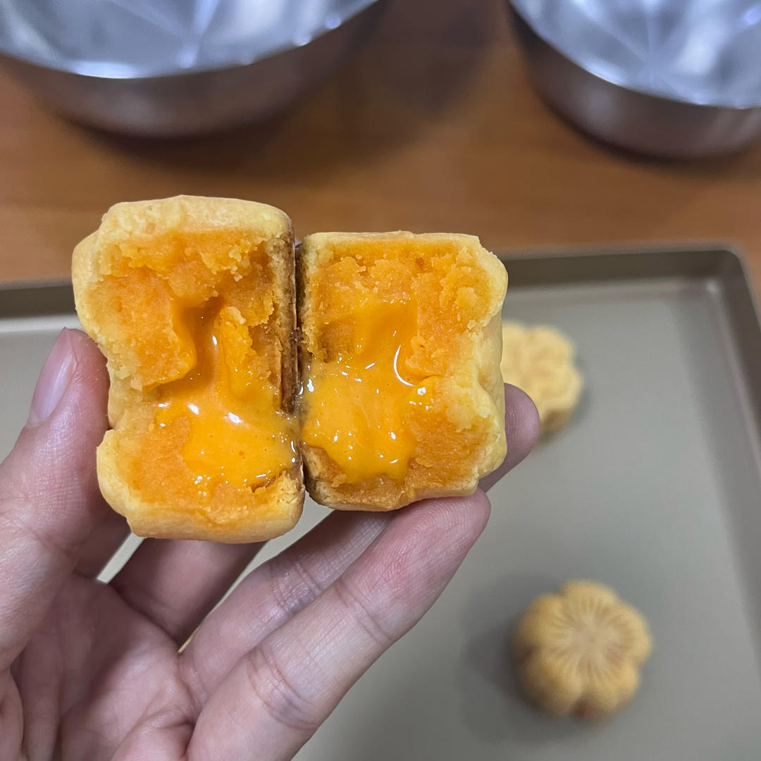 💃奶黄流心月饼——这是可以让你坐稳朋友圈厨霸位置的月饼🥮，没人点赞算我输👎