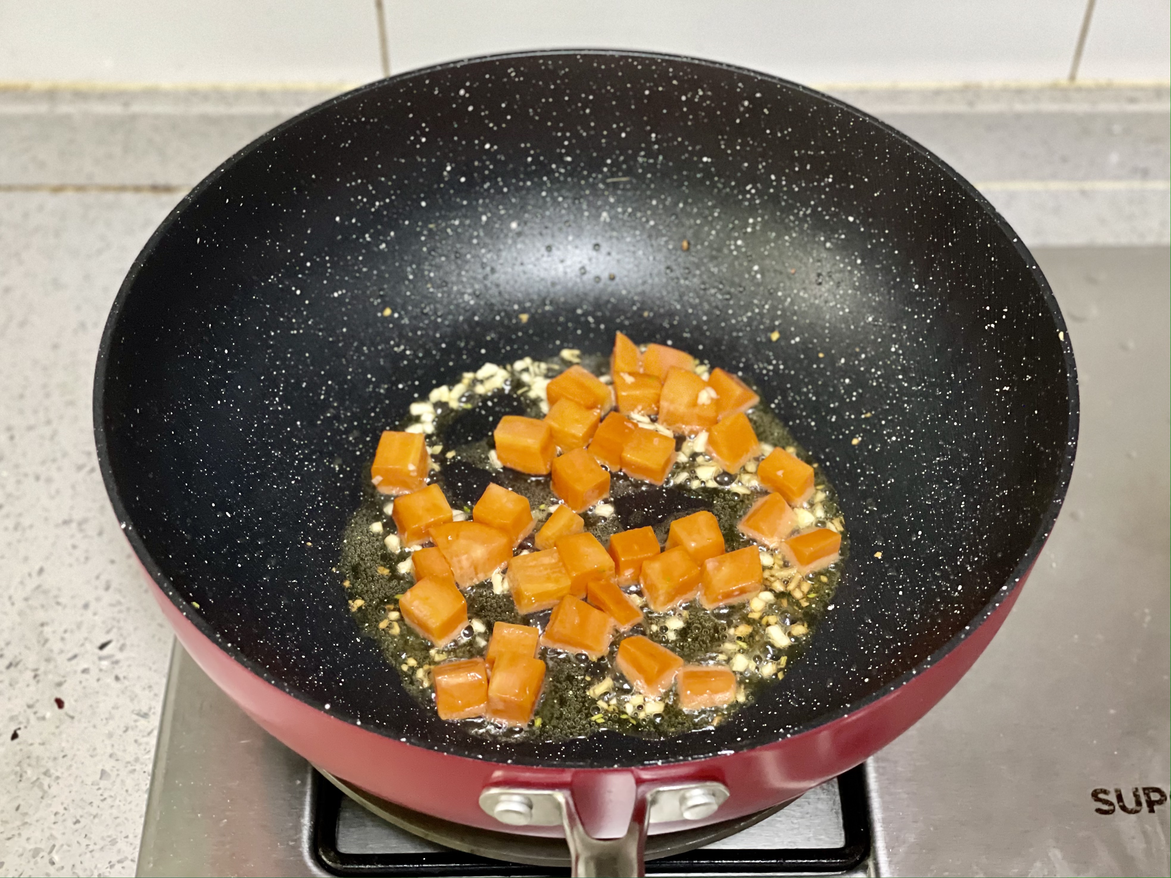 胡萝卜黄瓜炒虾仁，高蛋白低脂肪，减肥的朋友大胆吃的做法 步骤4