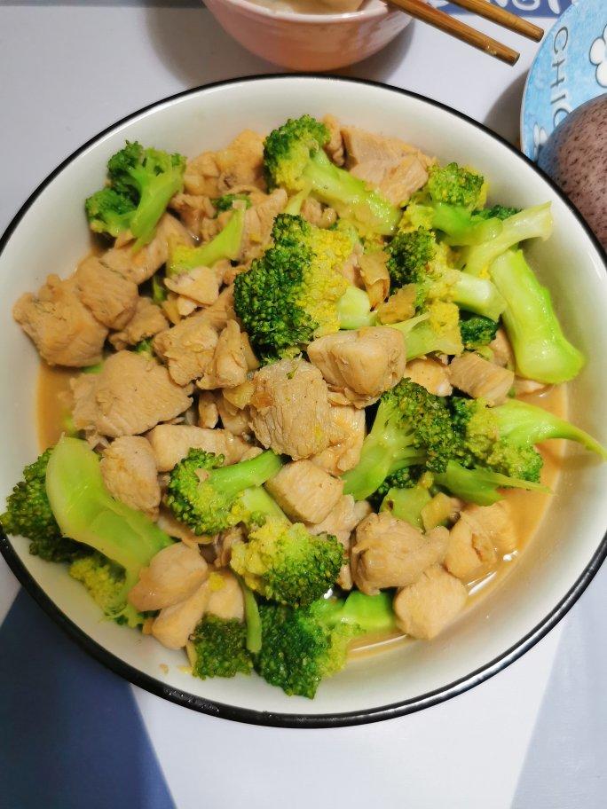 鸡胸肉炒西兰花