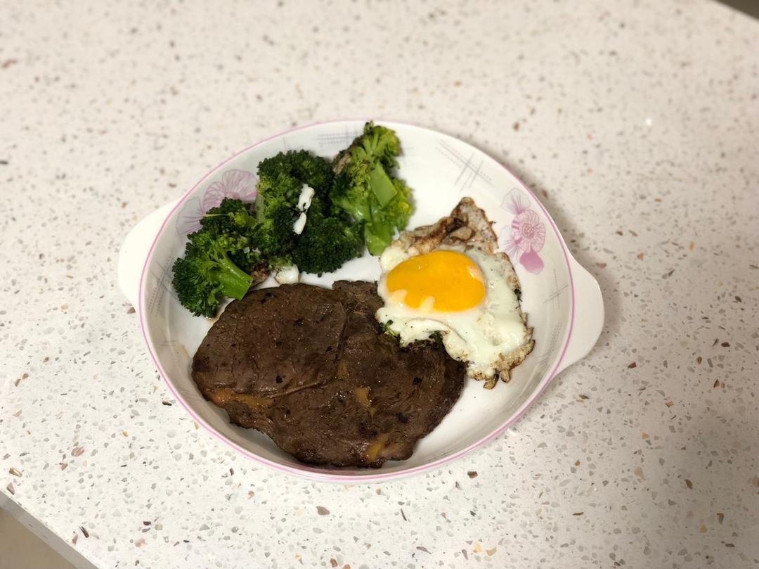 四分钟煎好一块鲜嫩多汁的牛排