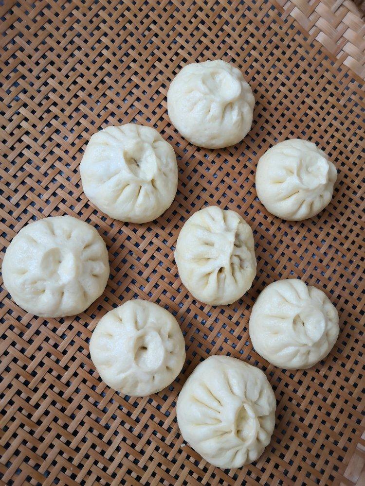 松软多汁的肉包子