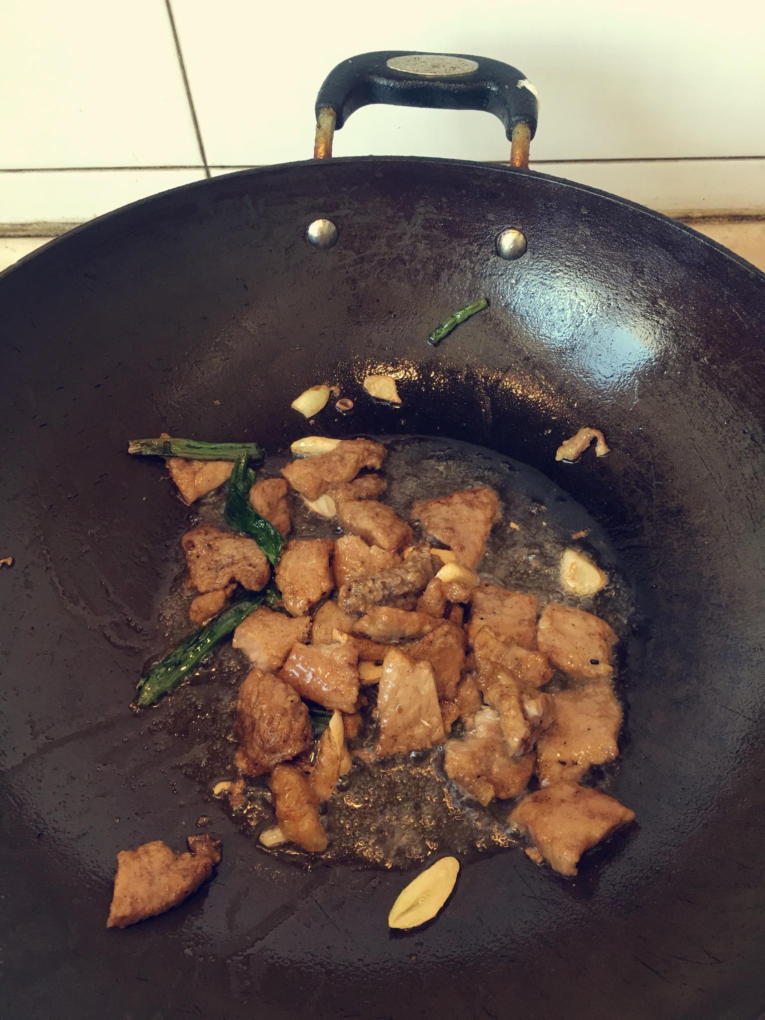 蘑菇炒肉的做法 步骤6