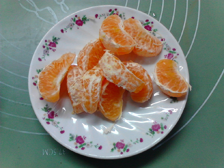 柑橘胡萝卜炒方便面的做法 步骤2
