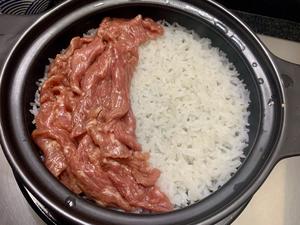 窝蛋牛肉煲仔饭的做法 步骤8