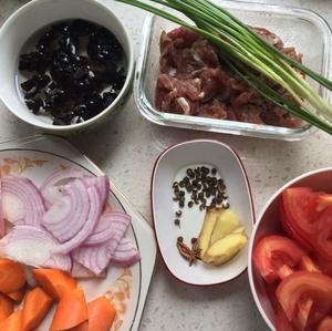 夏季开胃菜~番茄牛柳锅仔的做法 步骤1