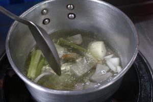 冬阴功汤（传统版）的做法 步骤2