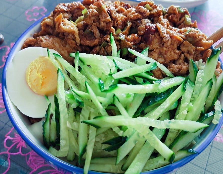 酱鸡蛋拌面