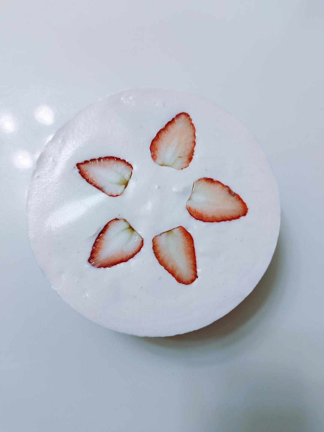 6寸草莓慕斯蛋糕