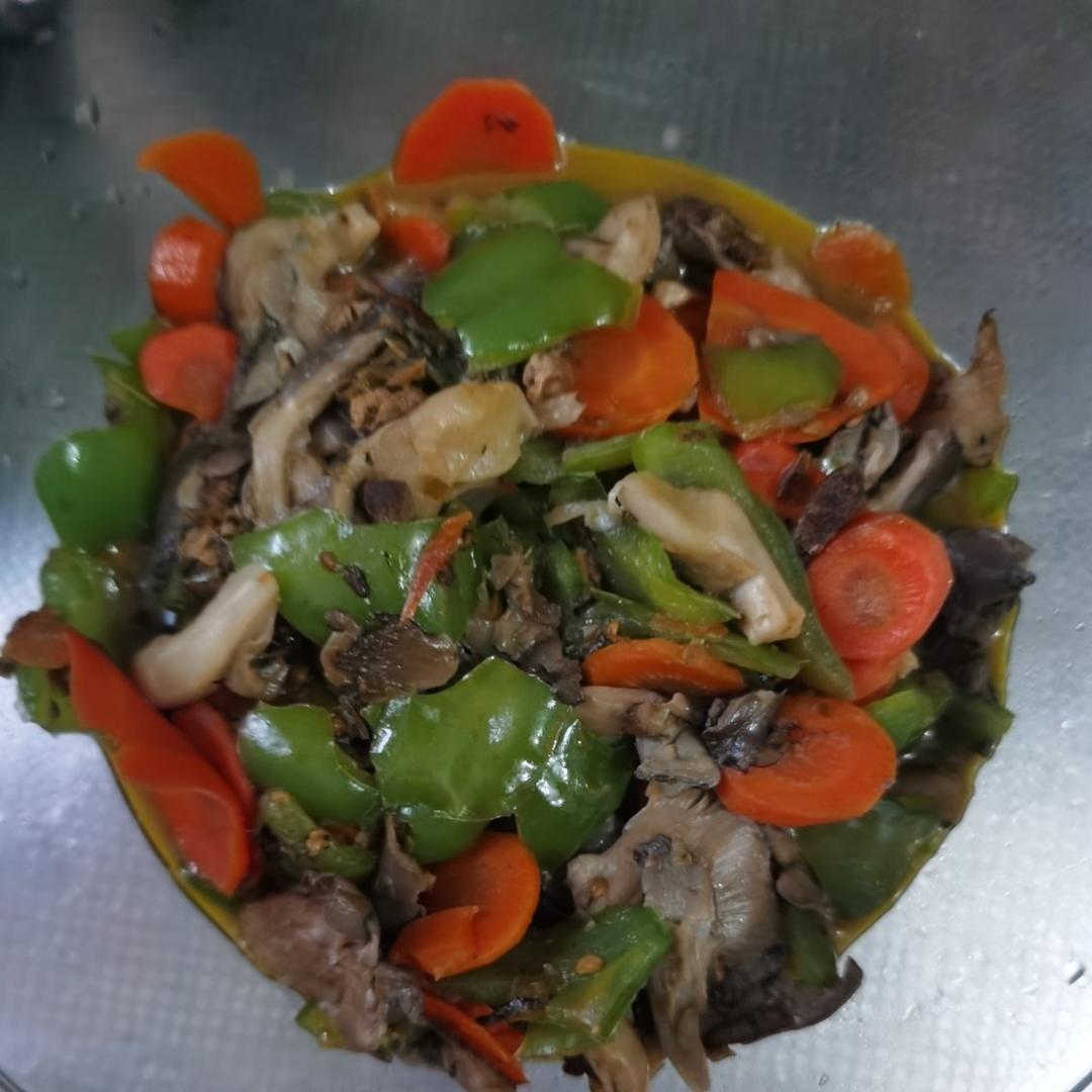 青椒胡萝卜炒蘑菇