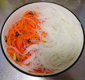 凉拌胡萝卜丝 冬天里的下饭爽口菜的做法 步骤4