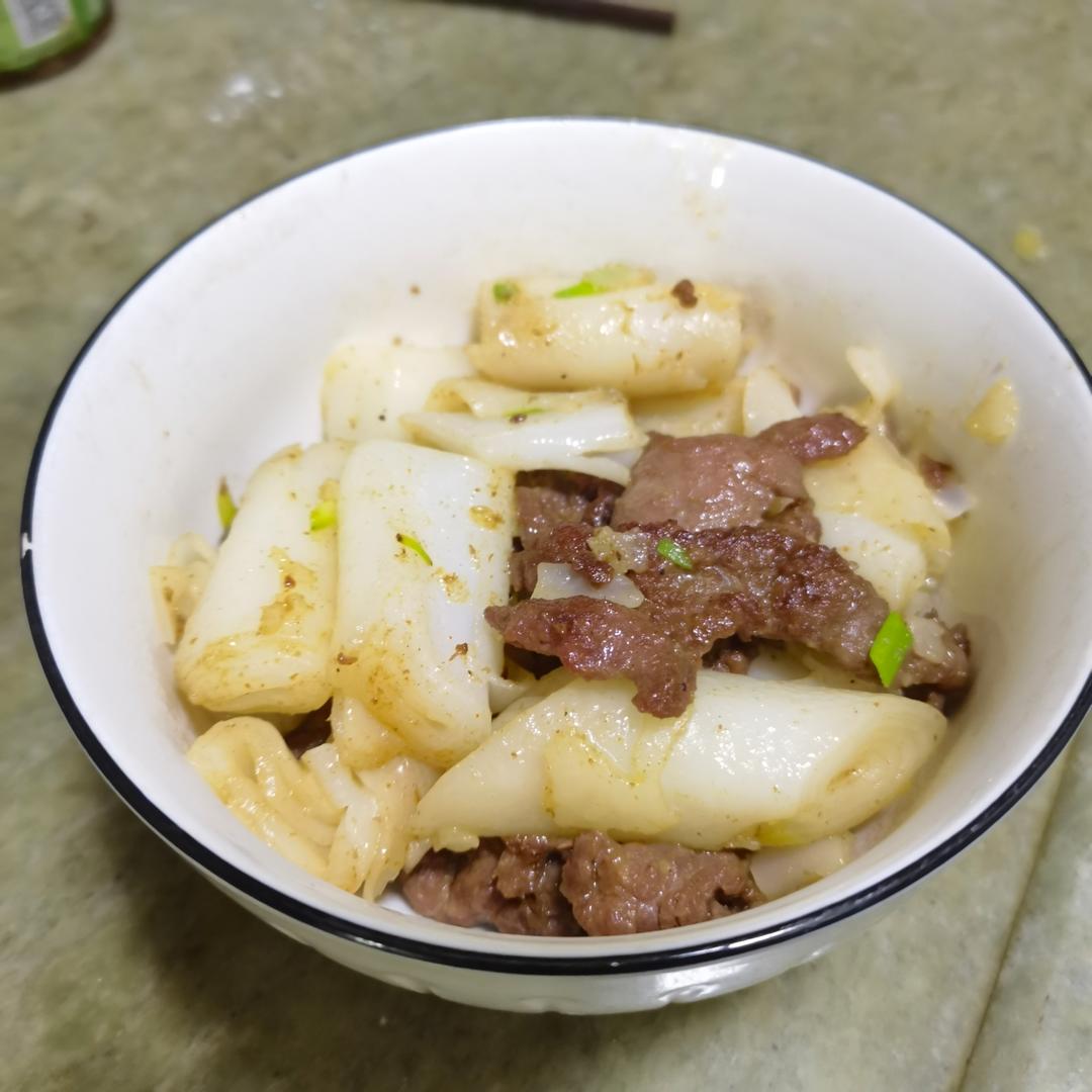 沙茶酱肥牛炒猪肠粉卷