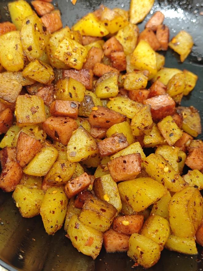火腿肠炒土豆粒