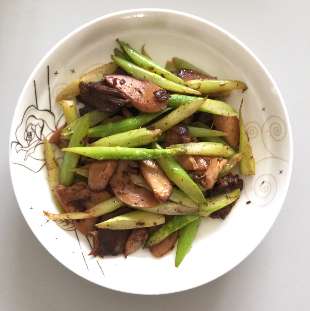 芦笋炒蘑菇