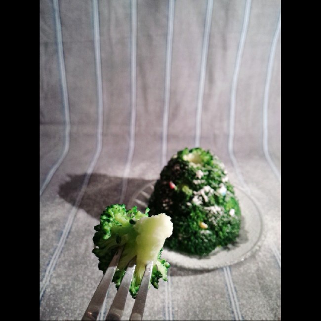 圣诞树沙拉的详细制作方法（西兰花土豆泥圣诞花环）