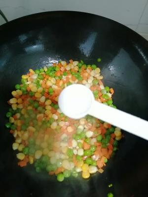 宝宝最爱的五彩缤纷肉沫玉米豌豆胡萝卜粒的做法 步骤7
