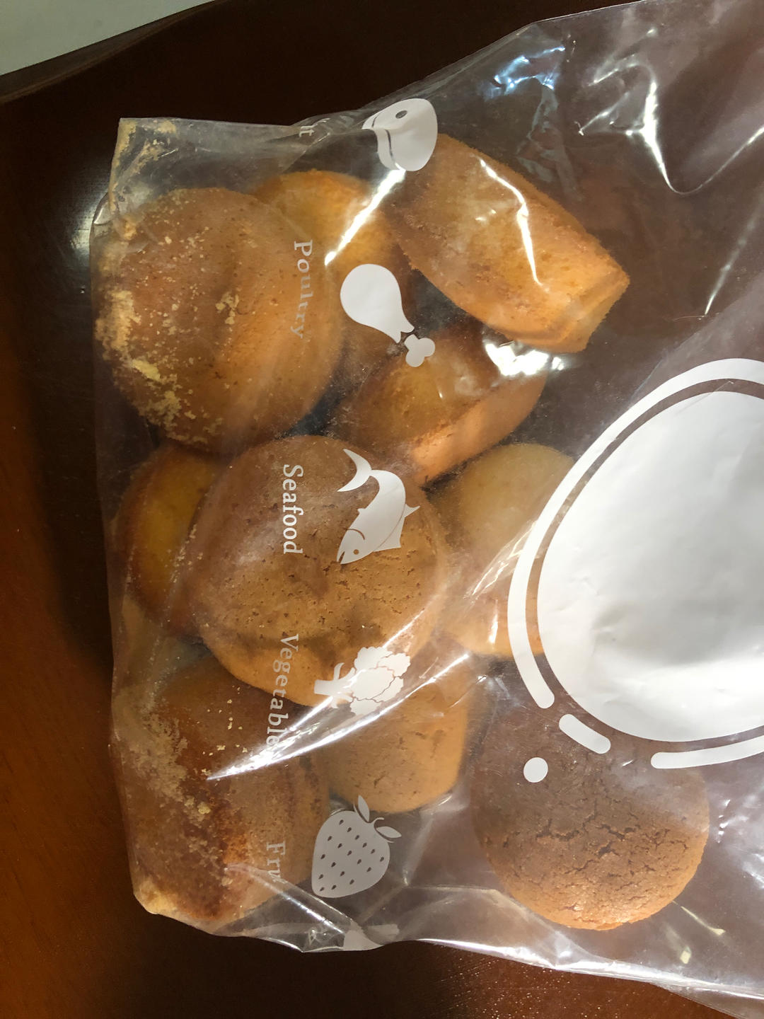 妈妈吃了一口蜂蜜老蛋糕，就让我去摆摊了...
