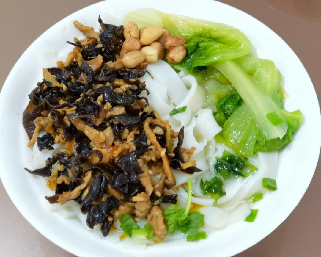 木耳肉丝粉:粉面炒码的做法