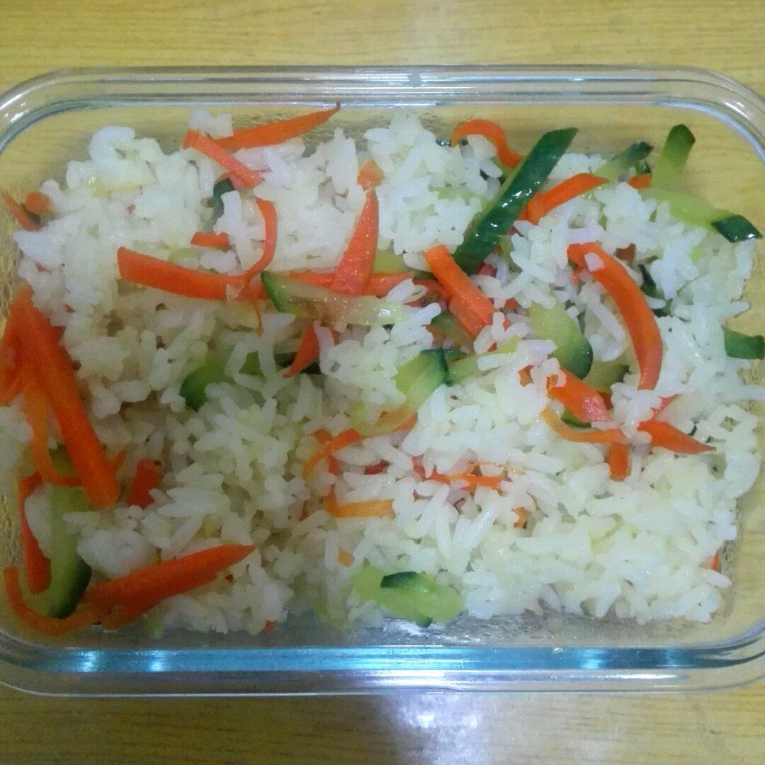 黄瓜胡萝卜炒饭