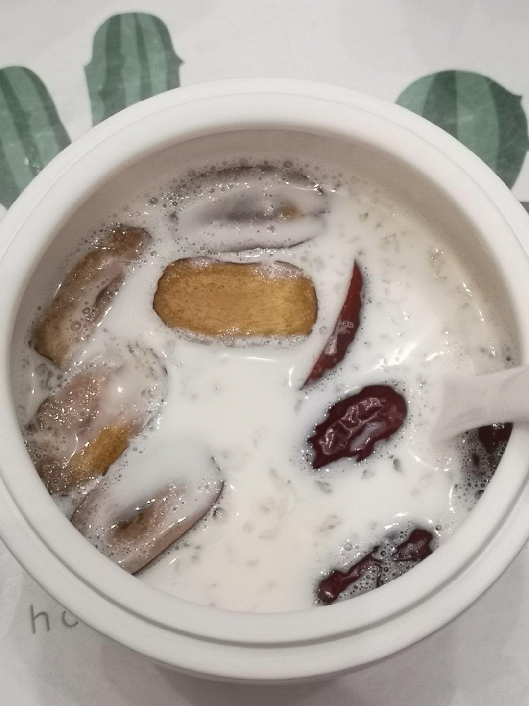 口感最佳鲜奶红枣枸杞炖燕窝
