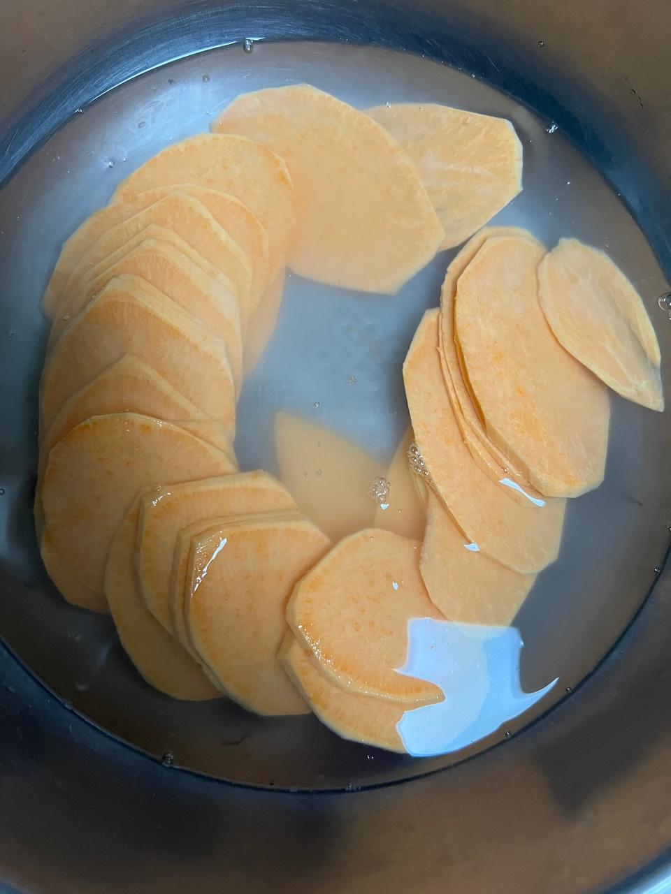 炸红薯脆片的做法 步骤3