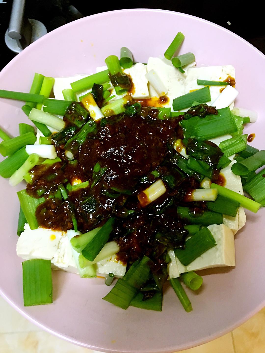 用料香葱3根豆腐1块油4克熟酱2勺酱油少许香葱炸酱拌豆腐的做法小贴士