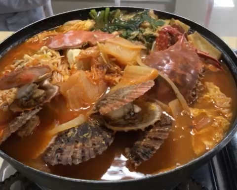 韩式辣白菜海鲜锅的做法