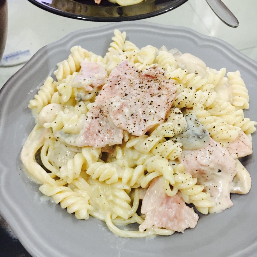 白汁蘑菇培根意粉