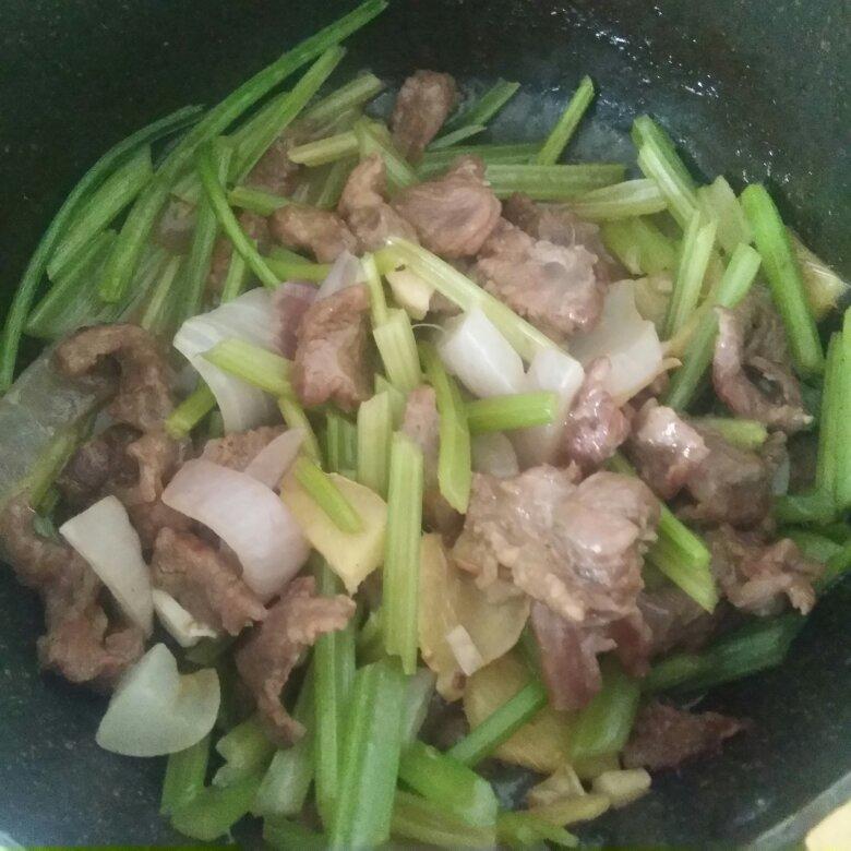 牛肉炒西芹