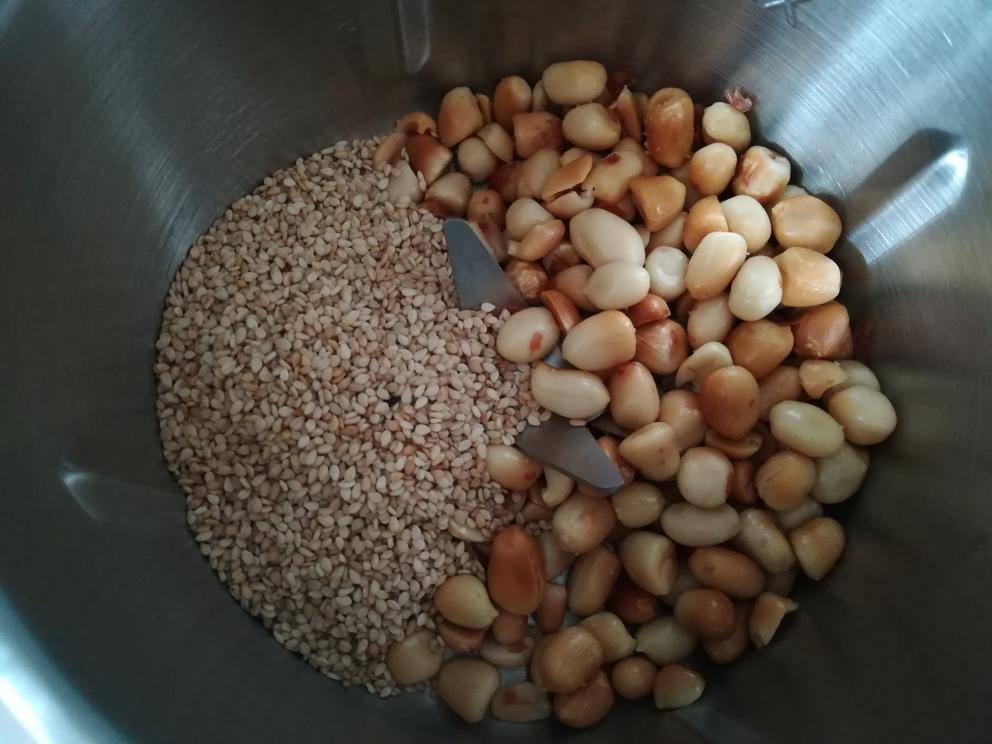 花生芝麻糯米糍《最省时最简单，微波炉版》的做法 步骤2