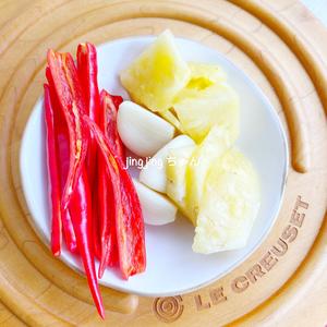 无水泰式青柠蒸鱼&泰式菠萝甜辣酱（超详细get②种）▎铸铁锅的做法 步骤1