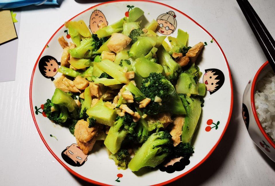 鸡胸肉炒西兰花